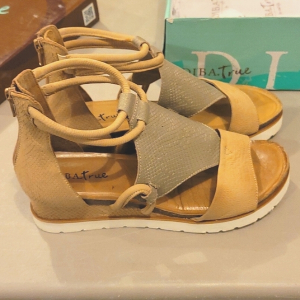 Womens like new Amazing Diba True wedge leather sandals. Sz 10